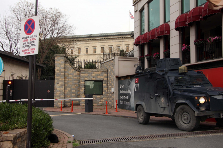 İstanbuldaki 5 konsolosluk bugün de kapalı CNN TÜRKte Nihat Uludağ detayları anlattı