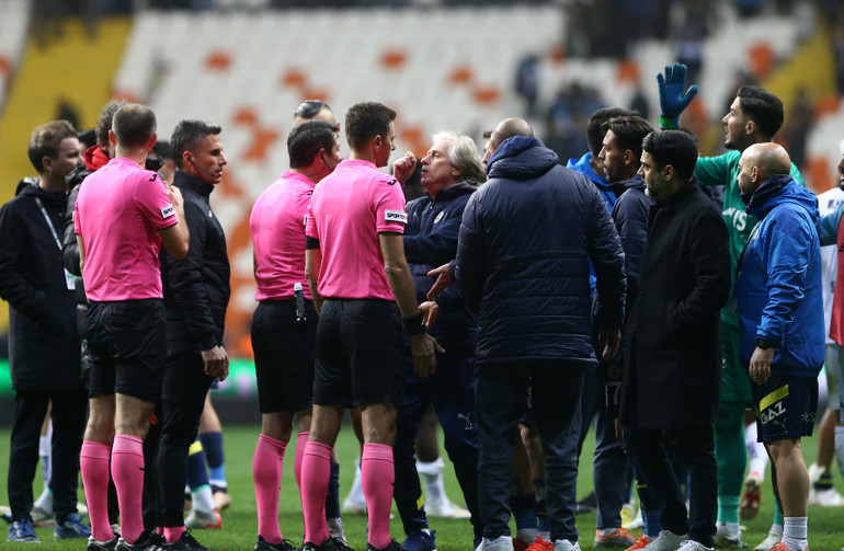 Son Dakika: Adana Demirspor-Fenerbahçe maçından çok konuşulan kararlar Jorge Jesus çılgına döndü, kırmızı kart...