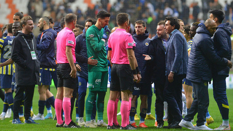 Adana Demirspor - Fenerbahçe maçında Jorge Jesus kırmızı karttan önce hakem Ali Palabıyıka ne dedi