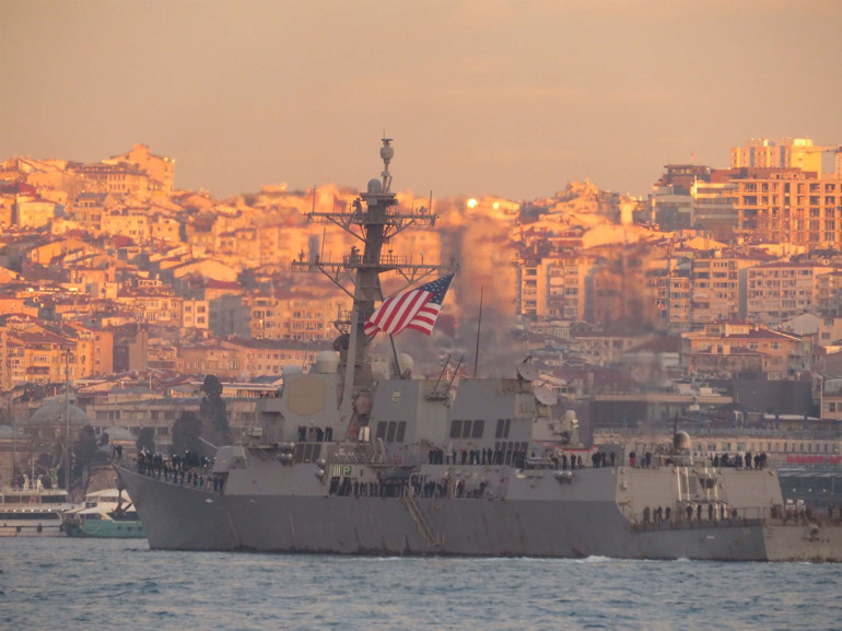 ABD savaş gemisi Boğazda demirledi
