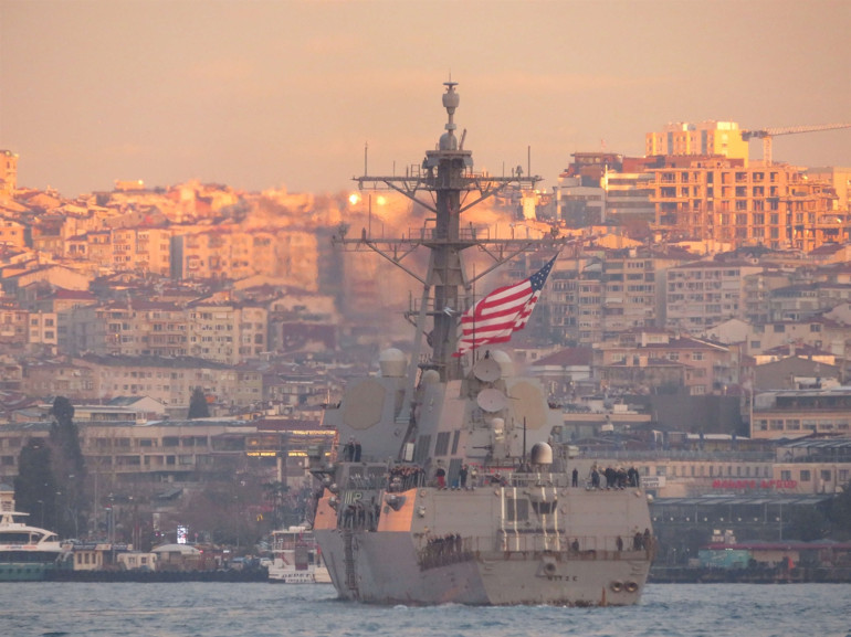 ABD savaş gemisi Boğazda demirledi