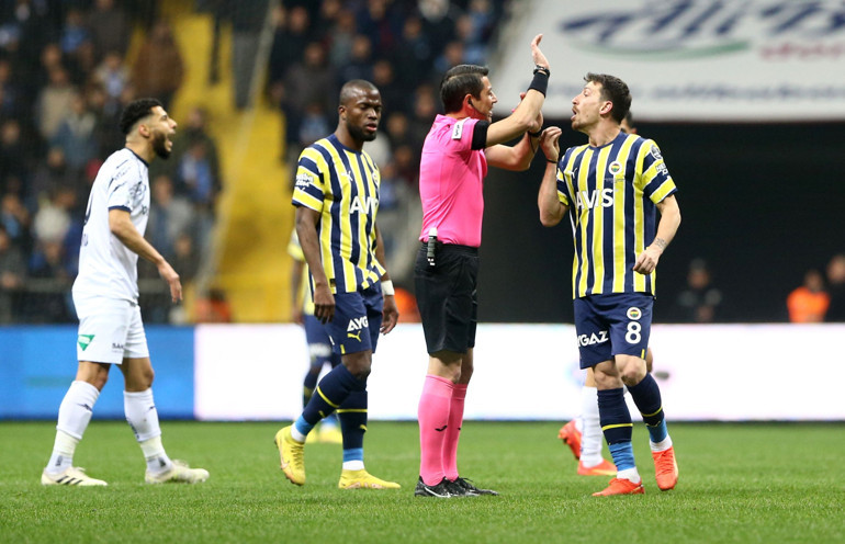 Son dakika: Fenerbahçede Ali Koçtan TFFdeki zirve sonrası açıklama Düdük asma paylaşımı ve Divan Kurulu çağrısı...