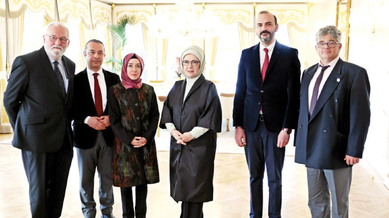 Emine Erdoğan’a apiterapi ödülü