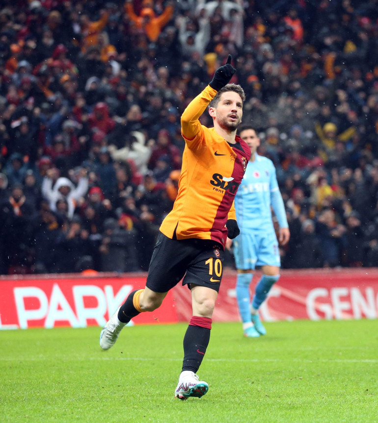 Galatasaray - Trabzonspor maçında golcüler Maxi Gomez ve Mauro Icardi tarihe geçti Torreiranın büyük hatası...