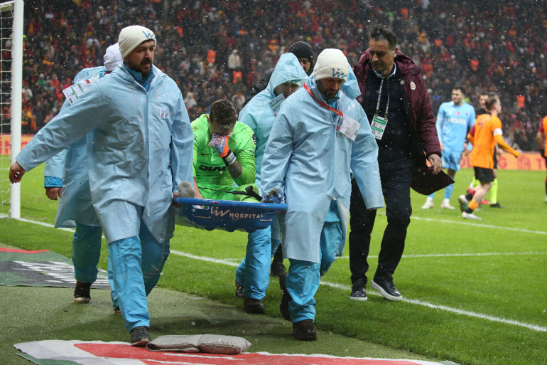 Galatasarayda Fernando Muslera sedyeyle oyundan çıktı