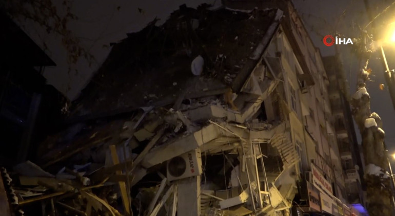 Son dakika... Büyük afette üçüncü gün: Deprem felaketinde hayatını kaybedenlerin sayısı 5 bin 894