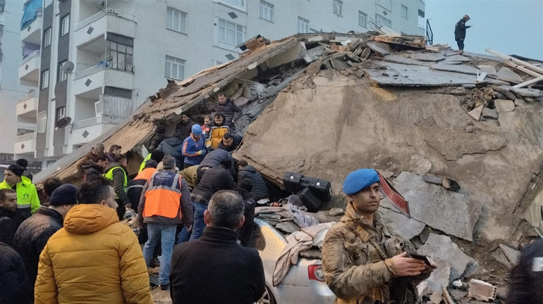 Cumhurbaşkanı Yardımcısı Oktaydan depremle ilgili son dakika açıklaması... Can kaybı ve yaralı sayısı artıyor