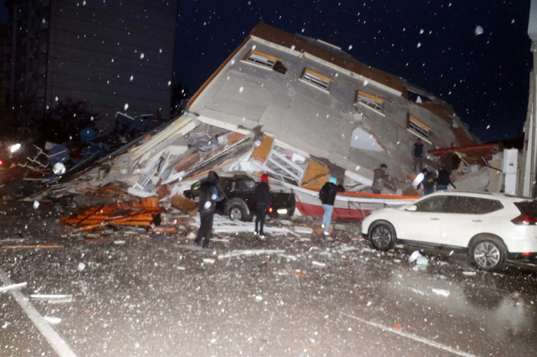 Cumhurbaşkanı Yardımcısı Oktaydan depremle ilgili son dakika açıklaması... Can kaybı ve yaralı sayısı artıyor