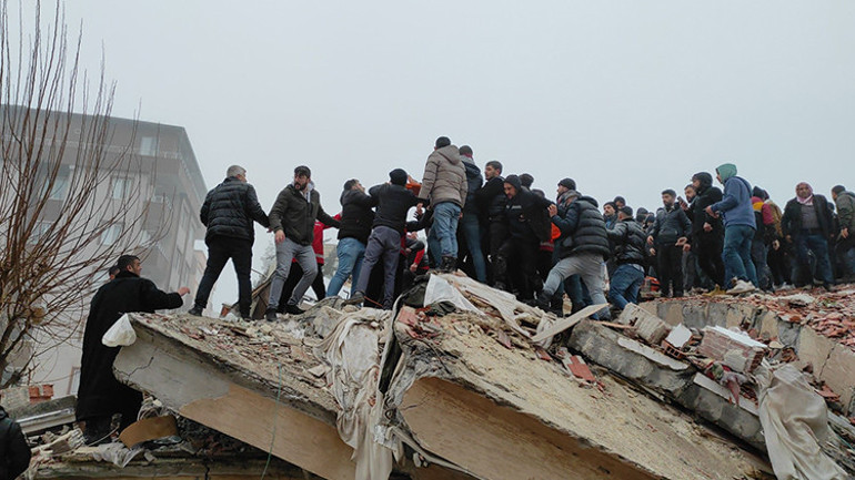 Şanlıurfa’da deprem Binanın yıkılma anı kamerada