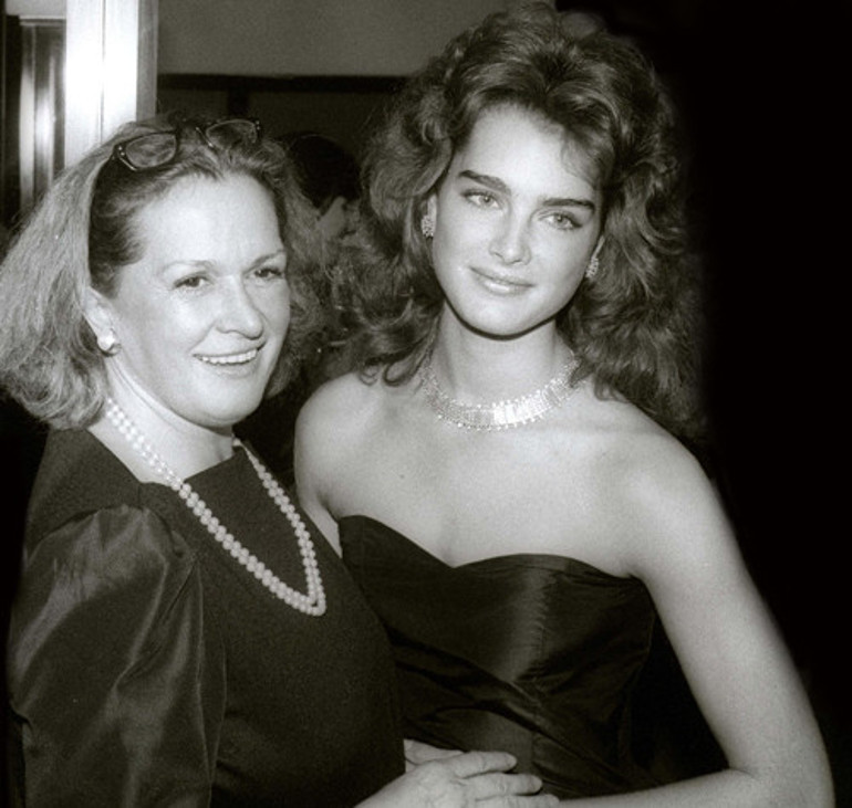 Annesine para verip Bu bebeği aldır demişlerdi