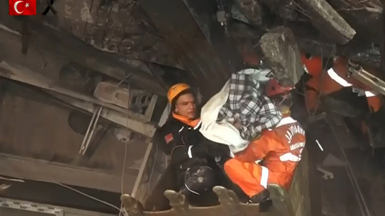 CNN Türk depremin merkez üssünde... Mucizenin adı: Can Perde arkasından el sallayınca fark edildi