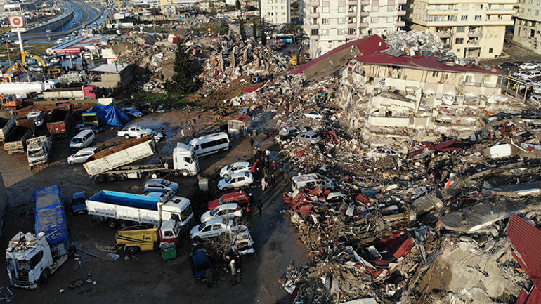 Deprem 13,5 milyon kişiyi etkiledi Bakan Kurum yardımları hızlandıracak önemli gelişmeyi duyurdu