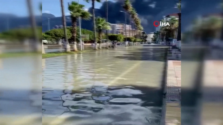 Hatay İskenderunda deniz seviyesi yükseldi