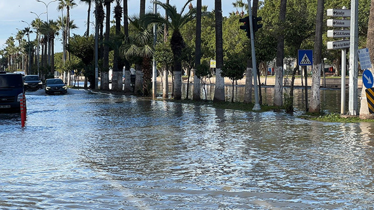 Hatay İskenderunda deniz seviyesi yükseldi