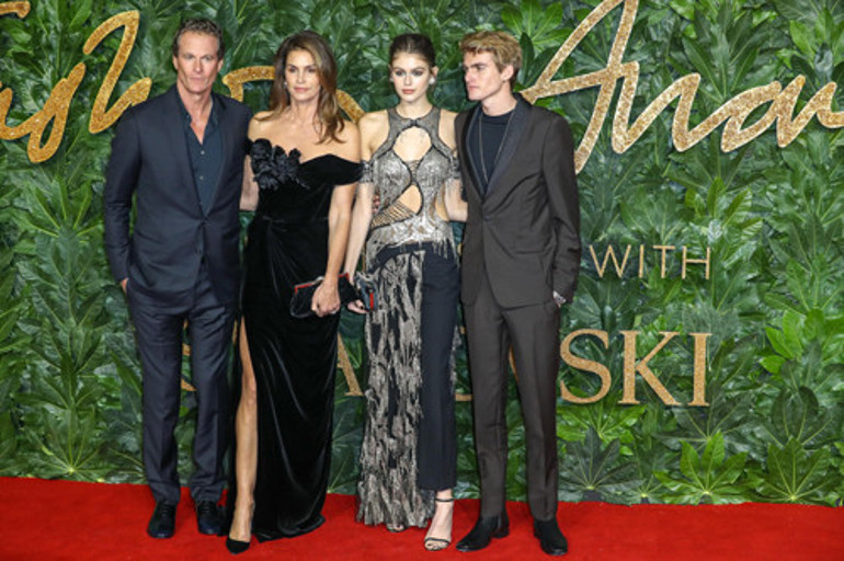 Ünlü modelden şaşırtan sözler: Kızım benim eski saçlarımı çaldı