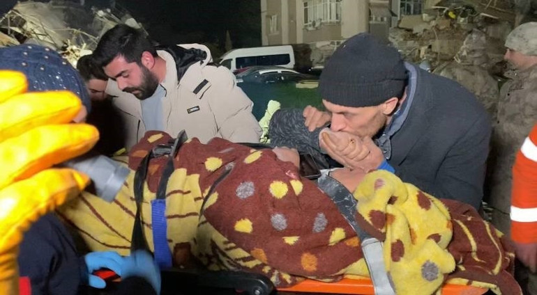 Umut dolu bekleyiş ve sevinç gözyaşları: Enkazdan mucize kurtuluşlar 122. saatin mucizesi Menekşe Teyze