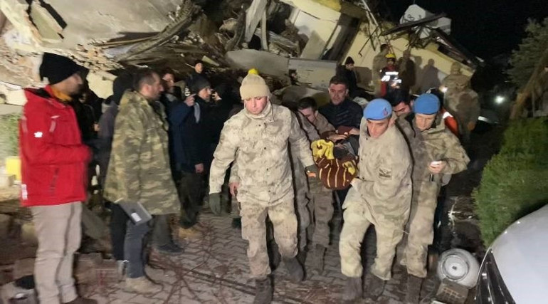 Umut dolu bekleyiş ve sevinç gözyaşları: Enkazdan mucize kurtuluşlar 122. saatin mucizesi Menekşe Teyze