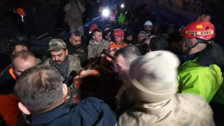 Umut dolu bekleyiş ve sevinç gözyaşları: Enkazdan mucize kurtuluşlar 122. saatin mucizesi Menekşe Teyze