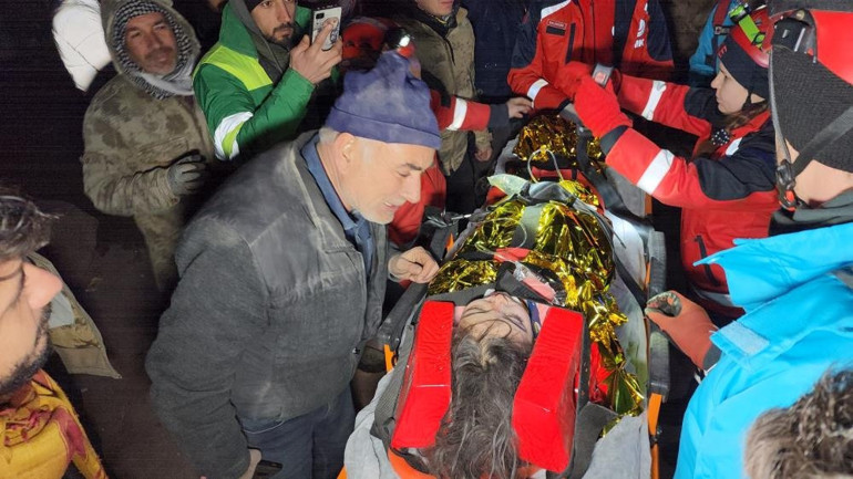 Umut dolu bekleyiş ve sevinç gözyaşları: Enkazdan mucize kurtuluşlar 122. saatin mucizesi Menekşe Teyze