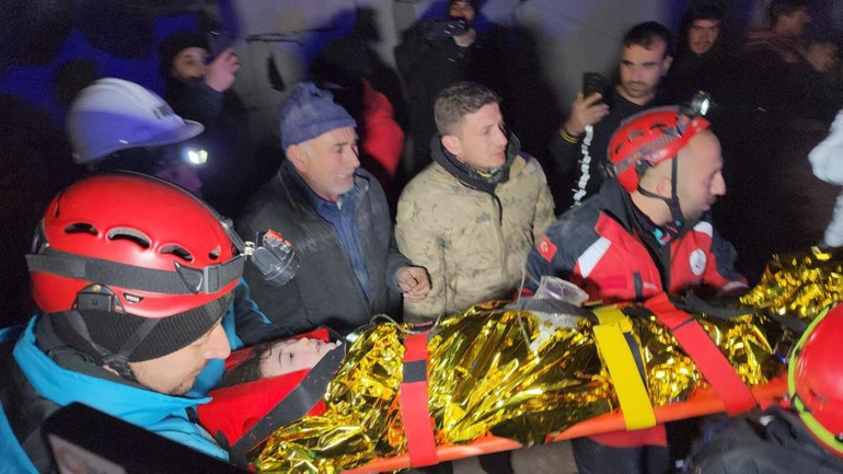 Umut dolu bekleyiş ve sevinç gözyaşları: Enkazdan mucize kurtuluşlar 122. saatin mucizesi Menekşe Teyze
