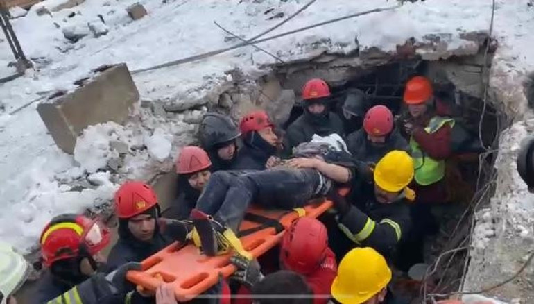 Umut dolu bekleyiş ve sevinç gözyaşları: Enkazdan mucize kurtuluşlar 122. saatin mucizesi Menekşe Teyze