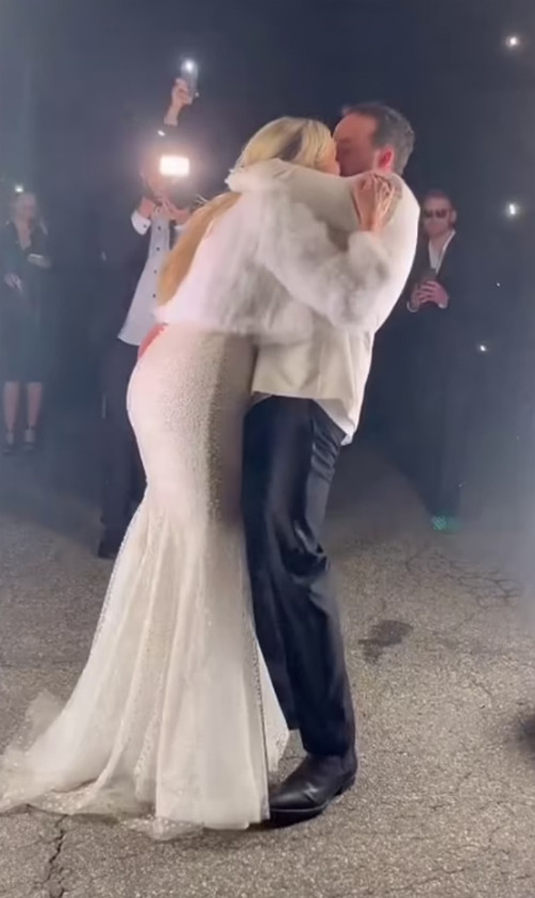 Ünlü oyuncu kızını evlendirdi: Babamı görünce ağlamaya başladım