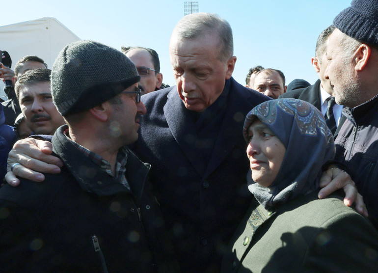 Cumhurbaşkanı Erdoğan deprem bölgesinde... Depremzedeleri Antalya, Alanya ve Mersindeki otellere yerleştirebiliriz