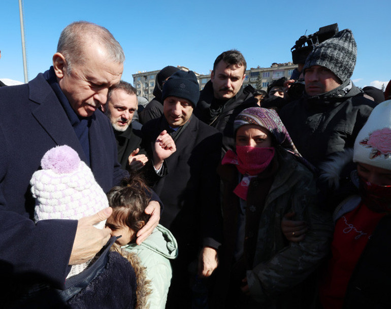 Cumhurbaşkanı Erdoğan deprem bölgesinde... Depremzedeleri Antalya, Alanya ve Mersindeki otellere yerleştirebiliriz