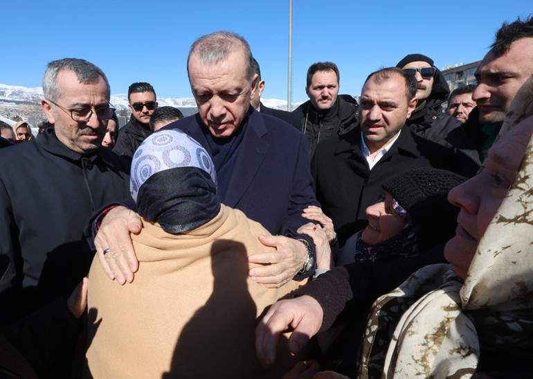 Cumhurbaşkanı Erdoğan deprem bölgesinde... Depremzedeleri Antalya, Alanya ve Mersindeki otellere yerleştirebiliriz