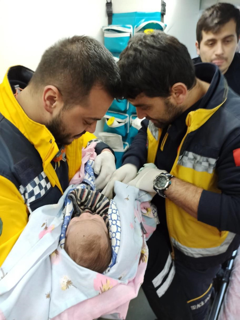 Umut dolu bekleyiş ve sevinç gözyaşları: Enkazdan mucize kurtuluşlar 122. saatin mucizesi Menekşe Teyze