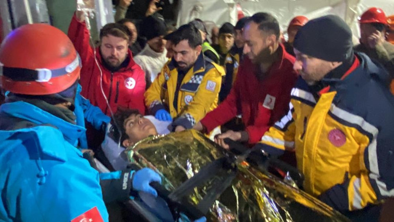 Umut dolu bekleyiş ve sevinç gözyaşları: Enkazdan mucize kurtuluşlar 122. saatin mucizesi Menekşe Teyze