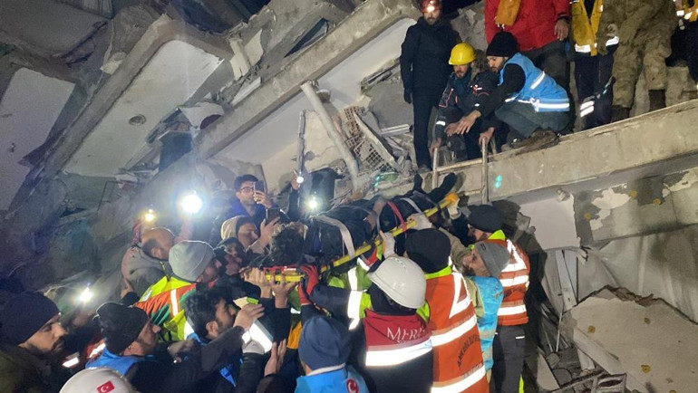 Umut dolu bekleyiş ve sevinç gözyaşları: Enkazdan mucize kurtuluşlar 122. saatin mucizesi Menekşe Teyze