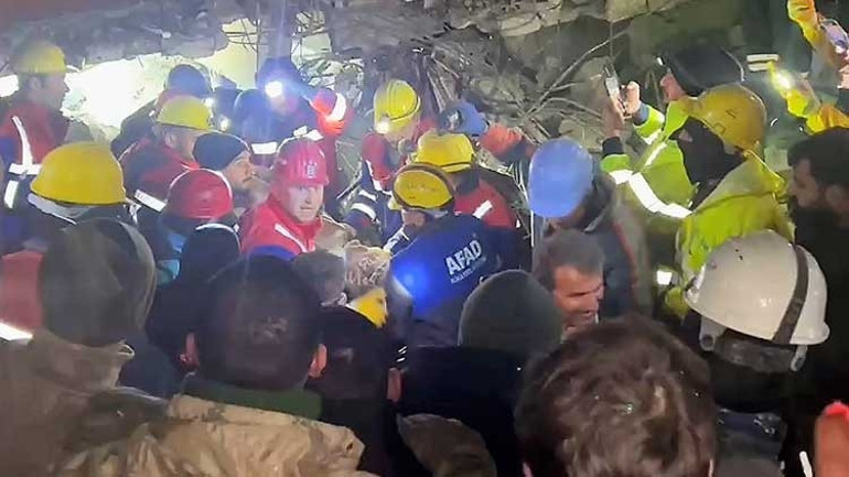 Umut dolu bekleyiş ve sevinç gözyaşları: Enkazdan mucize kurtuluşlar 122. saatin mucizesi Menekşe Teyze