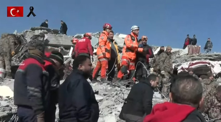 Umut dolu bekleyiş ve sevinç gözyaşları: Enkazdan mucize kurtuluşlar 122. saatin mucizesi Menekşe Teyze