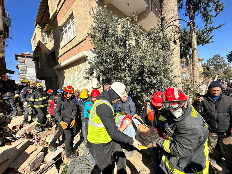 Umut dolu bekleyiş ve sevinç gözyaşları: Enkazdan mucize kurtuluşlar 122. saatin mucizesi Menekşe Teyze