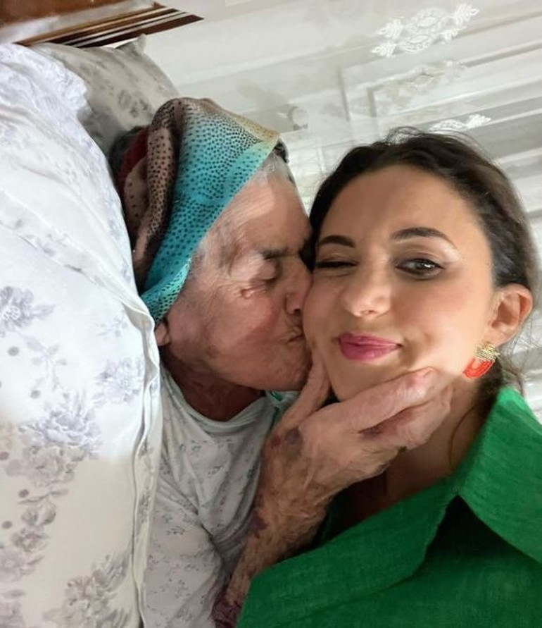 Karsu kimdir, aslen nereli, kaç yaşında Sosyal medyadan duyurmuştu  Şarkıcı Karsu depremde halasını kaybetti