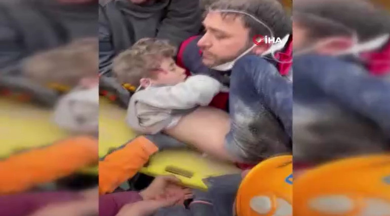 Umut dolu bekleyiş ve sevinç gözyaşları: Enkazdan mucize kurtuluşlar 122. saatin mucizesi Menekşe Teyze