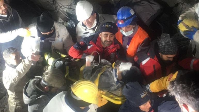 Umut dolu bekleyiş ve sevinç gözyaşları: Enkazdan mucize kurtuluşlar 122. saatin mucizesi Menekşe Teyze