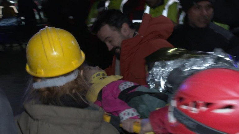 Umut dolu bekleyiş ve sevinç gözyaşları: Enkazdan mucize kurtuluşlar 122. saatin mucizesi Menekşe Teyze