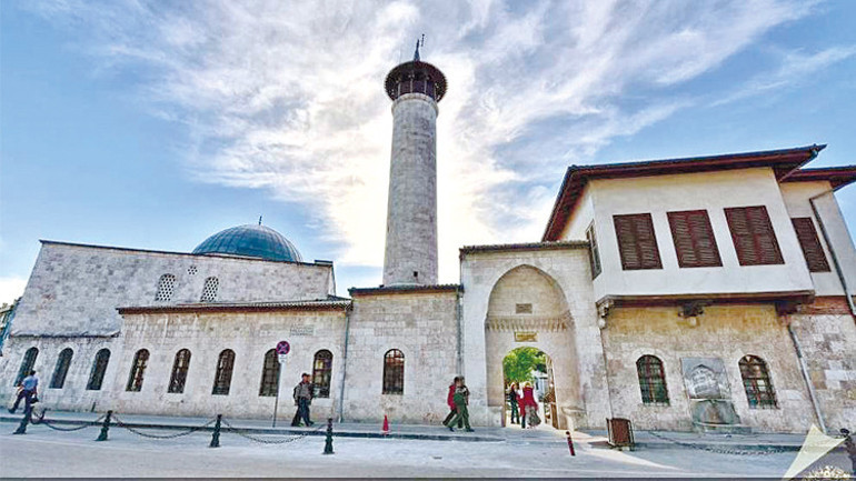 Deprem en önemli tarihi sit alanlarını da vurdu: Ayaktalar