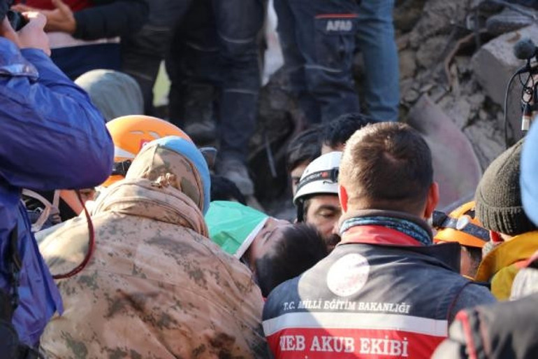 Umut dolu bekleyiş ve sevinç gözyaşları: Enkazdan mucize kurtuluşlar 122. saatin mucizesi Menekşe Teyze
