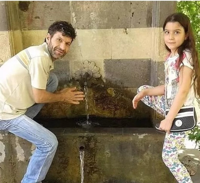 Enkaz altındaki kızının elini bir an olsun bırakmamıştı O baba ilk kez konuştu...