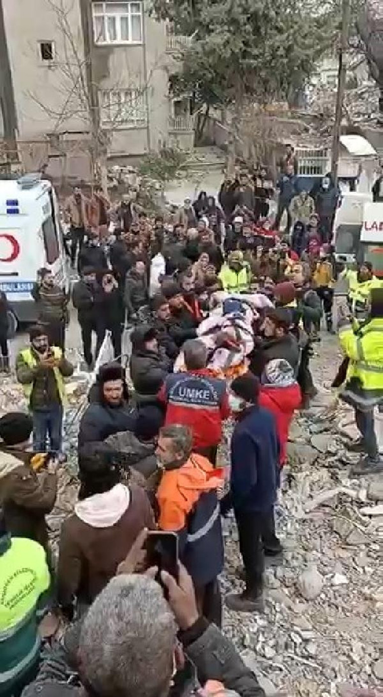 Umut dolu bekleyiş ve sevinç gözyaşları: Enkazdan mucize kurtuluşlar 122. saatin mucizesi Menekşe Teyze