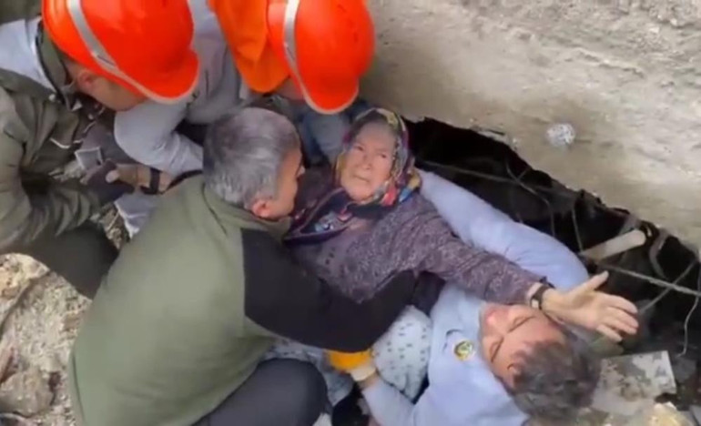 Umut dolu bekleyiş ve sevinç gözyaşları: Enkazdan mucize kurtuluşlar 122. saatin mucizesi Menekşe Teyze
