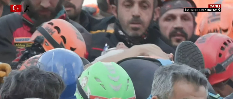 Umut dolu bekleyiş ve sevinç gözyaşları: Enkazdan mucize kurtuluşlar 122. saatin mucizesi Menekşe Teyze