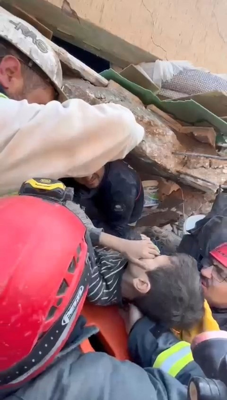 Umut dolu bekleyiş ve sevinç gözyaşları: Enkazdan mucize kurtuluşlar 122. saatin mucizesi Menekşe Teyze