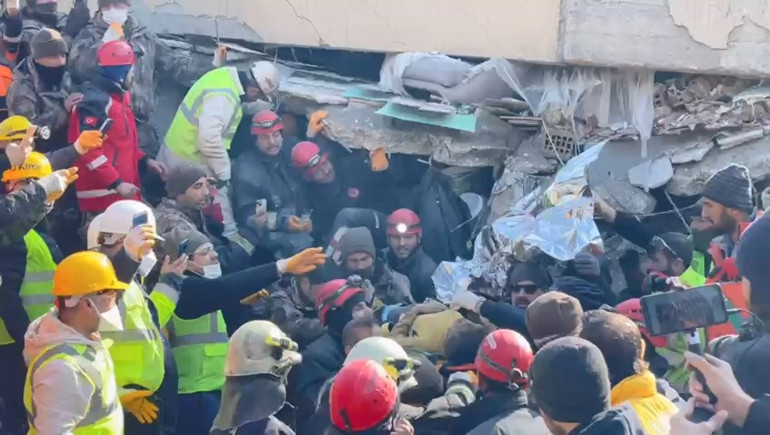 Umut dolu bekleyiş ve sevinç gözyaşları: Enkazdan mucize kurtuluşlar 122. saatin mucizesi Menekşe Teyze