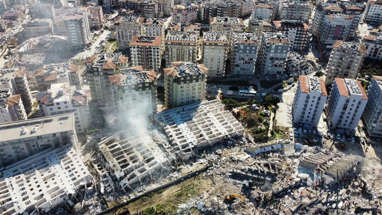 Son dakika... Depremde yıkılan Rönesans Rezidansın müteahhidi yurt dışına kaçarken yakalandı