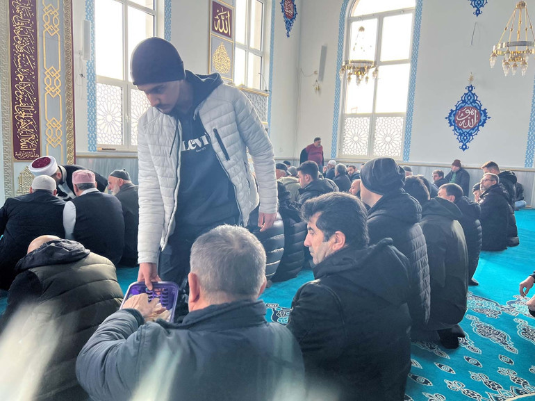 Depremde hayatını kaybedenler için gıyabi cenaze namazı kılındı