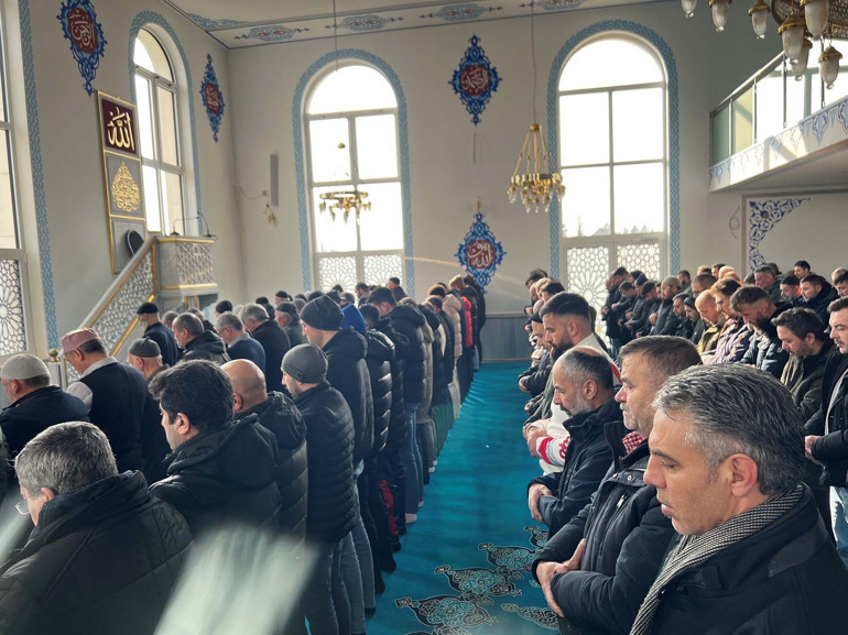 Depremde hayatını kaybedenler için gıyabi cenaze namazı kılındı